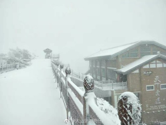 高清组图:太白山景区迎来降雪天气