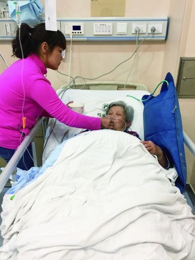 杜婆婆需要住院观察两天.记者杨荣峰 摄