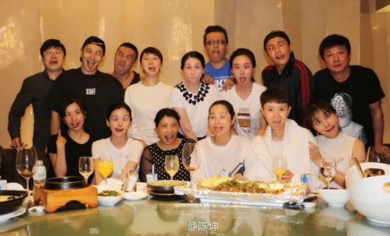 黄晓明带baby参加同学聚会 与陈坤一起献吻恩