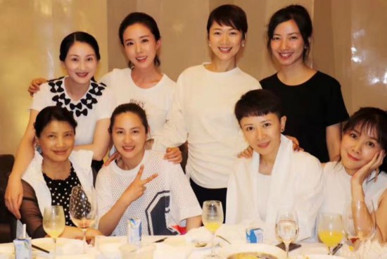 黄晓明带baby参加同学聚会 与陈坤一起献吻恩