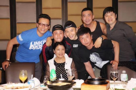 黄晓明带baby参加同学聚会 与陈坤一起献吻恩