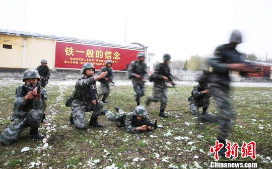新疆阿勒泰边防团雪中训练提升官兵血性虎气