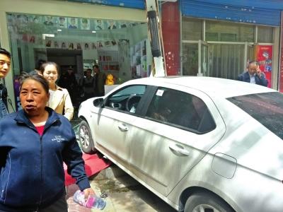 兰州女司机错把油门当刹车 小轿车一头冲进理发店(图)