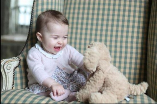 英国王室为庆祝夏洛特公主两岁生日公开纪念美