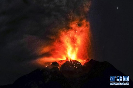 印尼锡纳朋火山喷发