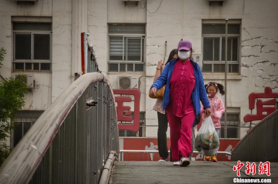 北京发布沙尘蓝色预警 城区遭沙尘笼罩