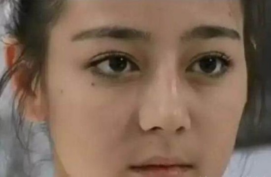 迪丽热巴素颜未修图照流出 突然感觉那英附体