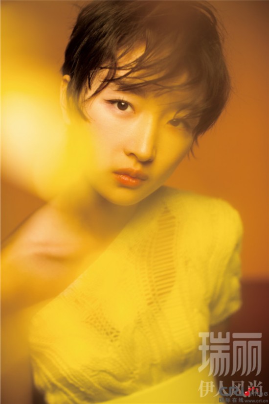 周冬雨登时尚杂志封面 示范初春穿搭清新可人