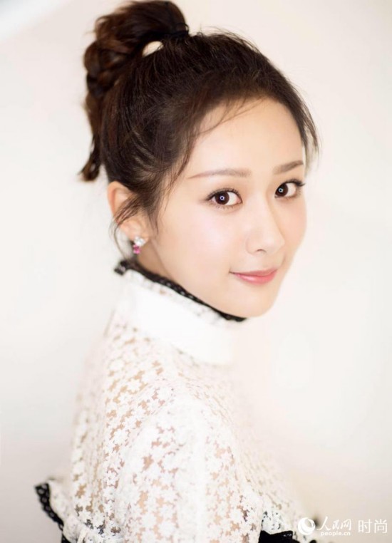 杨紫亮相活动性感不失可爱 展北京小妞俏萌感