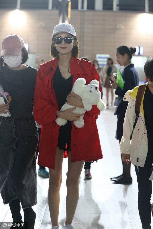 杨幂唐嫣古力娜扎 女星近期机场街拍造型神相似