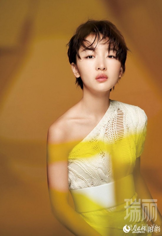 周冬雨登时尚杂志封面 示范初春穿搭清新可人