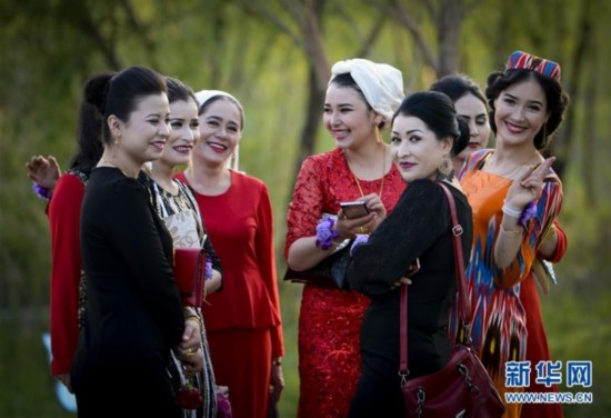 伊犁河:市民休闲好去处