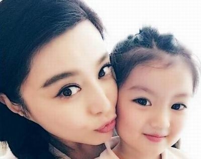 范冰冰穿金色战袍席地而坐 女汉子秒变呆萌妹