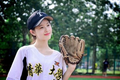 奶茶妹妹章泽天棒球写真旧照公开 肤白貌美青