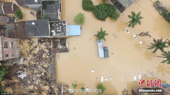 广州突降特大暴雨 轿车几乎被淹没