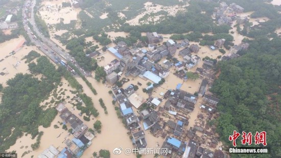 广州突降特大暴雨 轿车几乎被淹没