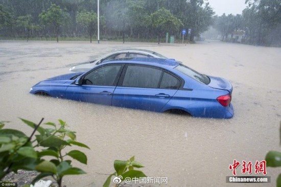 广州突降特大暴雨 轿车几乎被淹没