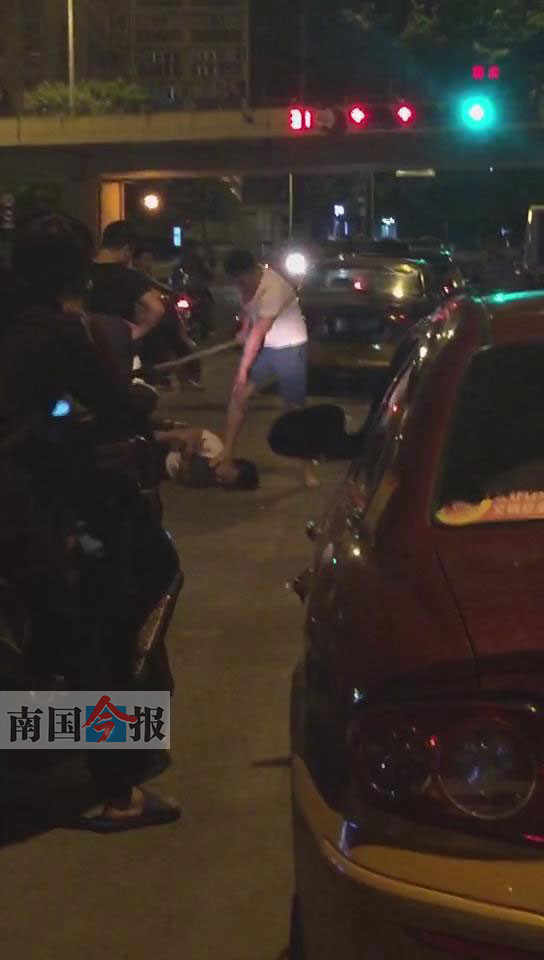 一辆电动车追尾汽车 电动车车手当街被围殴 图高清图片