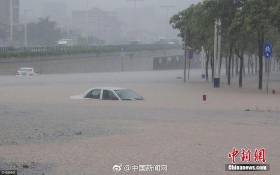 广州突降特大暴雨 轿车几乎被淹没