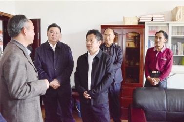 5月4日下午,大理州委书记陈坚到州政协机关调研,强调州政协要围绕