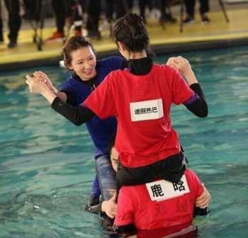 鹿晗撕名牌用替身真相是什么?小鹿竟然直呼:热