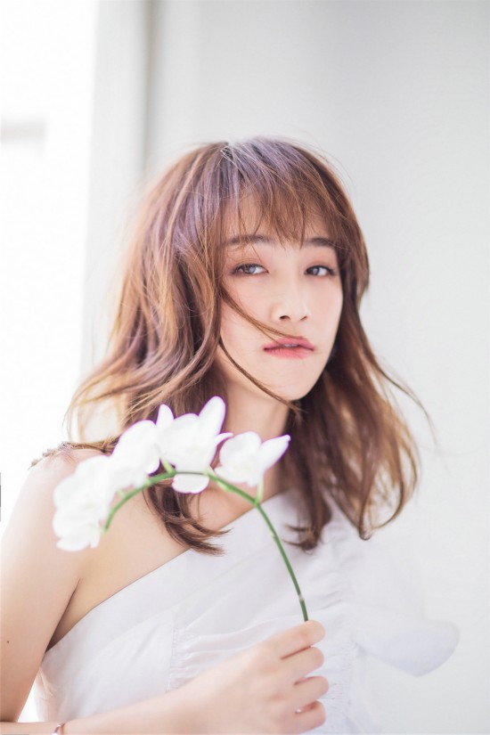 蓝盈莹曝初夏阳光写真 90后原力女生清爽来袭