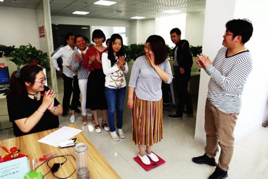 西安一公司鼓励员工减肥发奖金 一个月发5700