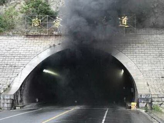 这是5月9日拍摄的威海交通事故现场(手机拍摄)。