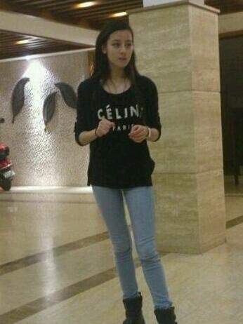 疑迪丽热巴大学寝室自拍 颓废烟熏眼妆眼睛深