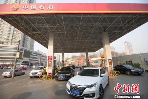 資料圖：山西太原，加完油的車輛駛出加油站。 張雲 攝