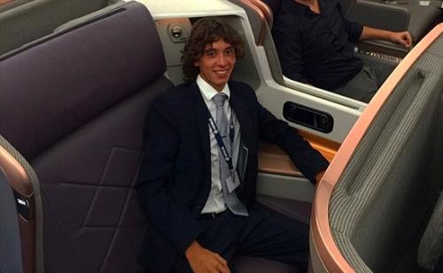 颤抖吧上班族!英国小哥:坐飞机头等舱就是工作