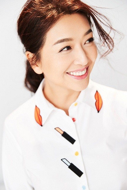 江珊俏皮写真曝光 梨涡女神化身治愈系小姐姐