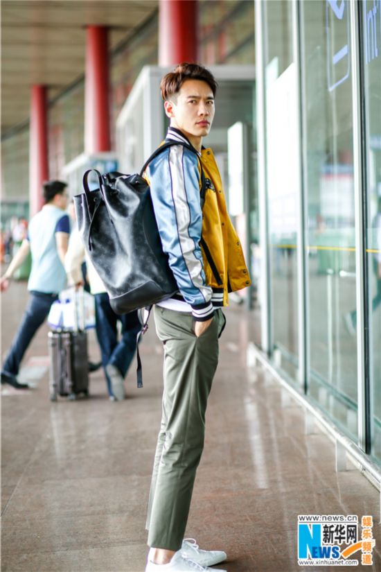 高云翔机场show潮范显活力 率性张扬有趣味