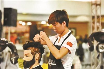 重庆24岁姑娘剪发剪出副教授