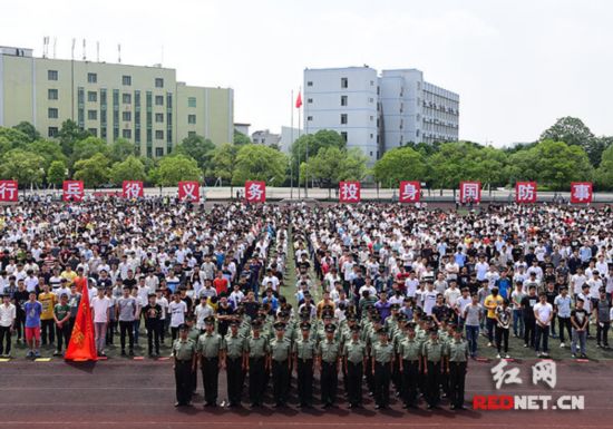 湖南1.5万名大学生报名应征 献身国防报效国家