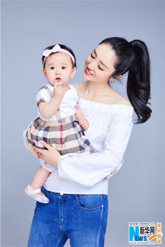 董璇晒爱女合影 幸福甜美尽显辣妈日常