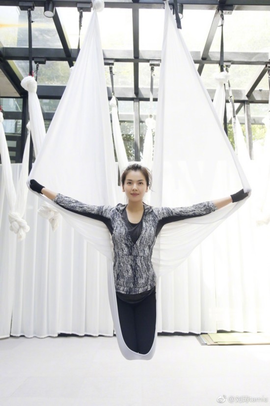 高难度动作!刘涛练习空中瑜伽柔韧度好