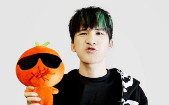 明星签名长啥样?古天乐王源字体笑翻 大张伟出