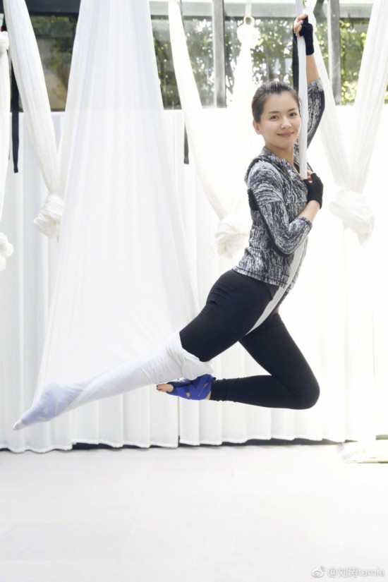 高难度动作!刘涛练习空中瑜伽柔韧度好