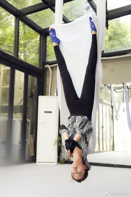 高难度动作!刘涛练习空中瑜伽柔韧度好