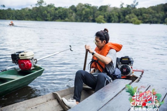 井柏然上演亚马逊漂流记 钓食人鱼成游戏黑洞