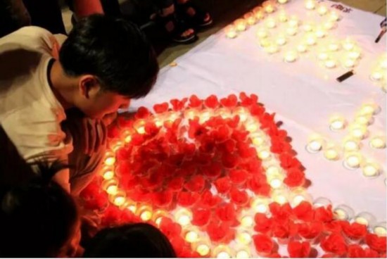 壕 小伙求婚成功 带钻戒挑68万现金彩礼提亲