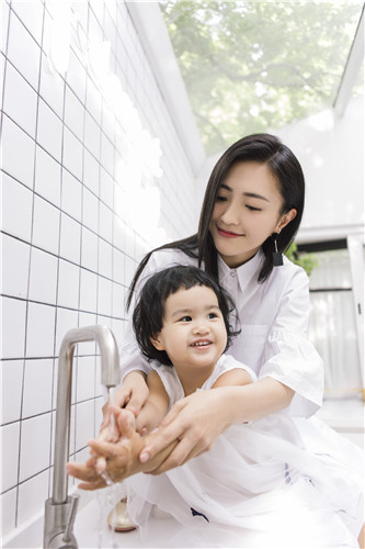 包饺子哄妈包文倩 发射笑容炸弹 网友调侃套路