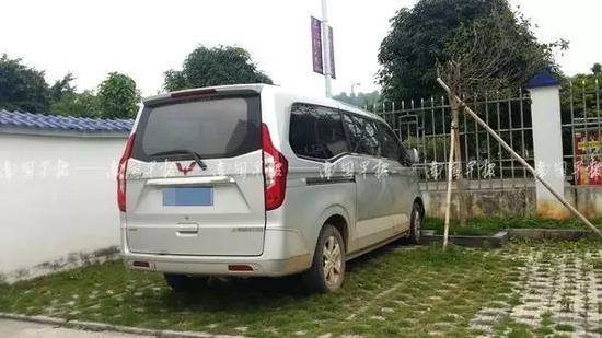 男童被遗忘在校车内死亡 临死前或用头撞车窗