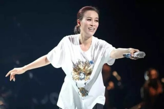 那英胸上一个桃心猜成语_那英性感图片(2)