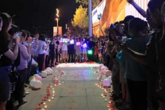 壕 小伙求婚成功 带钻戒挑68万现金彩礼提亲