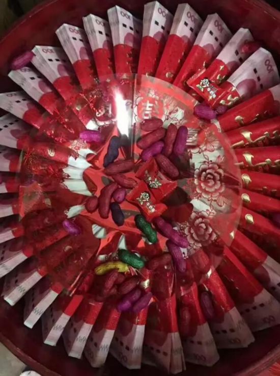 壕 小伙求婚成功 带钻戒挑68万现金彩礼提亲