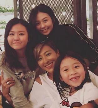 邱淑贞三个女儿罕见同框 姐妹三人超高颜值引