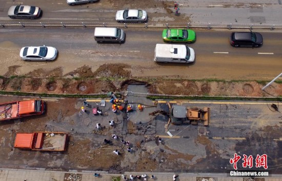南昌一路面发生塌陷 导致地下供水管爆裂