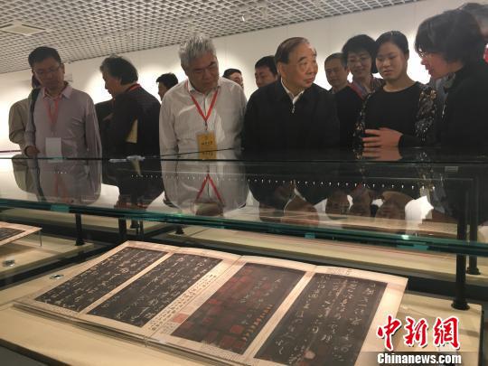 南京大学藏宋拓孤本王羲之墨迹摹本《大观帖》首度公开展示。 申冉 摄
